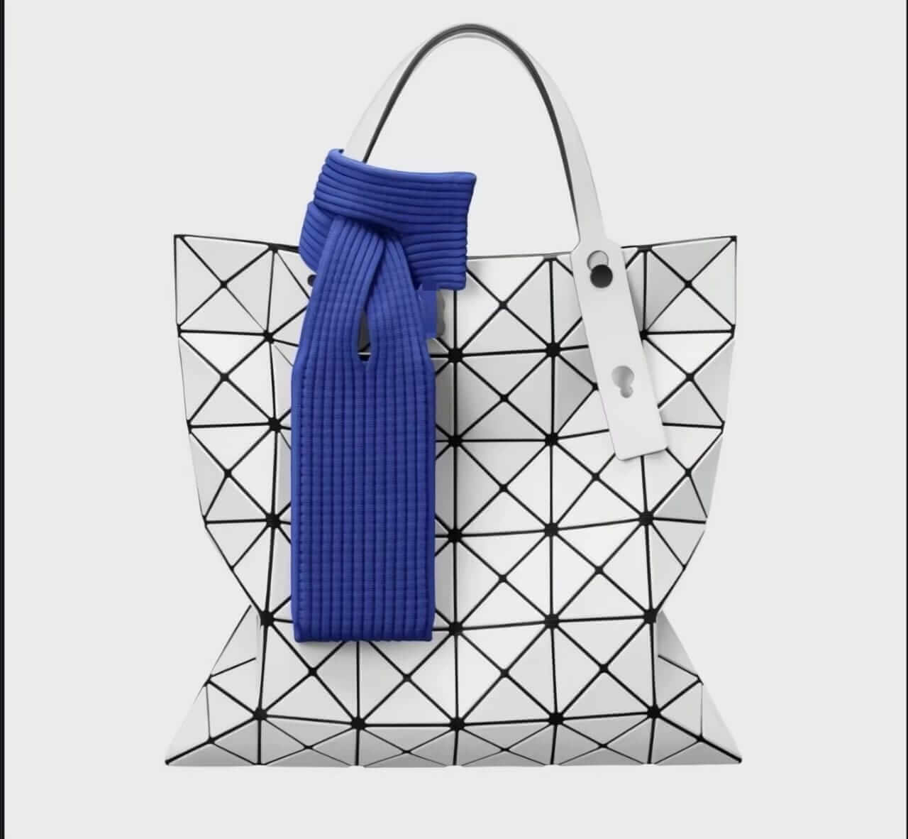 Mobile Pocket: stylish white geometric tote bag with blue ribbon detail, perfect for casual outings and daily use.
