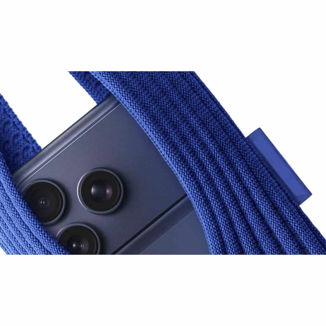 Mobile Pocket showcasing a phone secured in soft knitted fabric, emphasizing style and convenience.